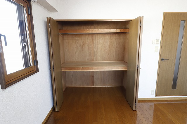 メゾンドレーヴナガオの収納|こまごまとしたものを収納できそうですね