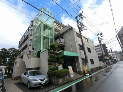 【外観】 | カーサ上大岡 | 南向きの階下の心配のない1階住居には開放感のある専用庭付です。
独立性の高い洋室は仕事部屋としても◎