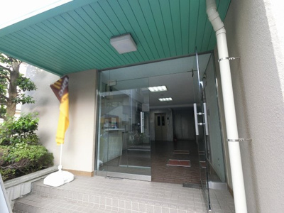 【エントランス】 | カーサ上大岡 | 横浜市営地下鉄ブルーライン「弘明寺」駅徒歩10分、京急本線「上大岡」駅徒歩12分。
