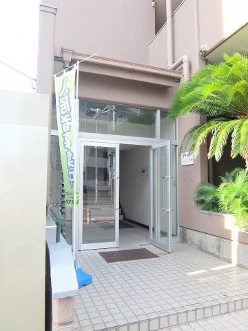 松戸市西馬橋蔵元町の賃貸マンションのエントランス