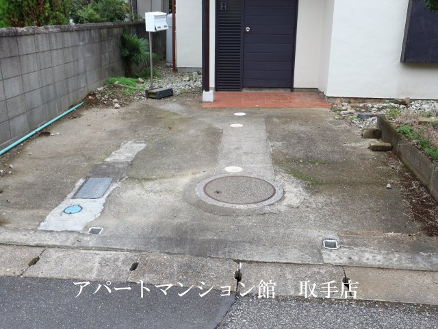 谷中ユーストマ邸の駐車場