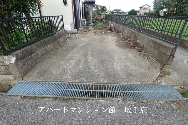 谷中ユーストマ邸の駐車場