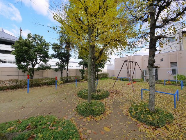 奈良三条町住宅2号棟のその他共用部分|公園スペースもあります。