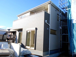 【外観】 | 4LDKｲﾝﾅｰﾊﾞﾙｺﾆｰと駐車並列3台。内宿駅徒歩4分。2700万円以下。ローン相談大丈夫。