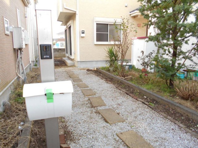 【駐車場】 | 中古戸建　春日部市　大枝　全1棟　1号棟 | 2台目のスペースあります。車種によります。