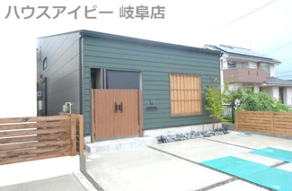 【外観】 | 岐阜市大菅南　新築戸建　全2棟　玄関を入って広がる土間＆リビング19帖　開放的です。土間スペースには床暖房付き　冬は暖かく夏はひんやり、快適に過ごしていただけます。