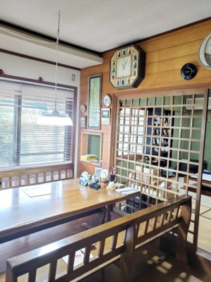 【居間・リビング】 | 岩美郡岩美町岩井中古戸建て | 大きな木製のテーブルが、家族の団らんを演出します。温かみのあるリビングです。