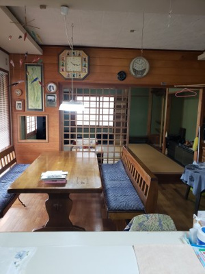 【居間・リビング】 | 岩美郡岩美町岩井中古戸建て | カウンターから見たリビングと続きの和室です