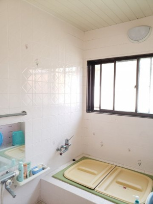 【浴室】 | 岩美郡岩美町岩井中古戸建て | ゆったりとした空間ですので、家族で入ることができます。