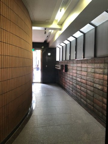 赤レンガ通りビルのロビー