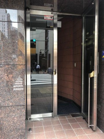 赤レンガ通りビルのエントランス