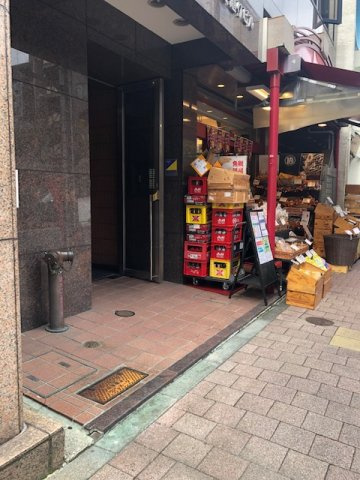 赤レンガ通りビルのエントランス