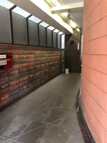 赤レンガ通りビルのロビー