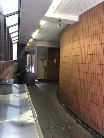 赤レンガ通りビルのロビー