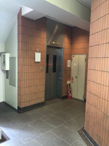 赤レンガ通りビルのロビー