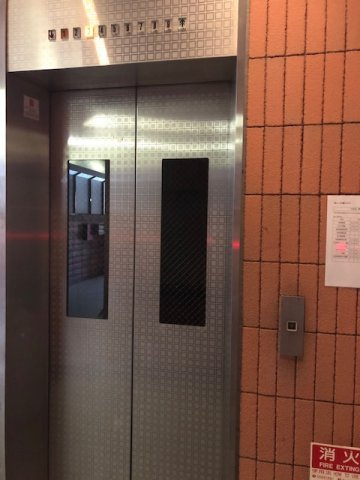 赤レンガ通りビルのロビー