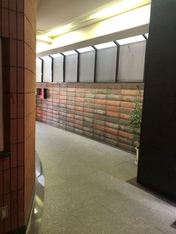 赤レンガ通りビルのロビー