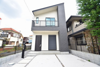 【外観】 | 整備された歩道に面し、重厚感のある外観。