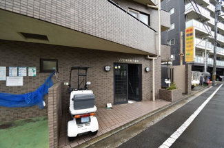 【エントランス】 | 京急本線「南太田」駅徒歩4分、ブルーライン「吉野町」駅徒歩8分・「蒔田」駅徒歩10分。
通勤時間の短縮でご家族と過ごす時間を増やす事が出来ます。