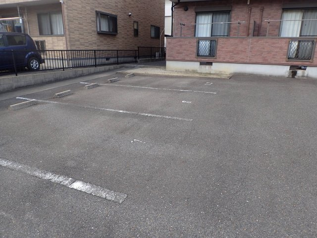 アレンシオネの駐車場