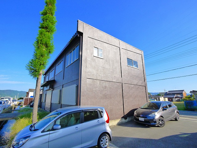 味間鉄骨2階建倉庫の外観