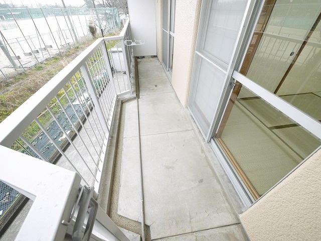 坂田マンションのバルコニー|暖かな日差しのふりそそぐバルコニー