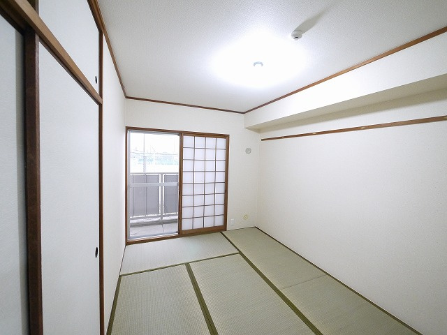 坂田マンションの和室|落ち着いた雰囲気の和室付きです