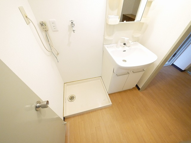 坂田マンションの洗面所|ゆったりとスペースのある洗面所