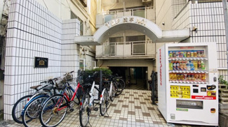 【エントランス】 | マンション入り口に自転車置場と自動販売機有