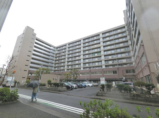 【外観】 | 根岸線「根岸」駅徒歩2分！駅近ならではの便利な住環境も魅力的です。