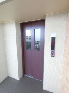 【その他共用部分】 | お買い物時やベビーカーの出し入れに便利なエレベーター付です。