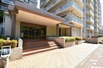 【エントランス】 | パークシティ新川崎東三番街E棟 | JR横須賀線・湘南新宿ライン「新川崎」騎徒歩5分、JR南武線「鹿島田」駅徒歩4分。
通勤時間の短縮でご家族と過ごす時間を増やす事が出来ます。