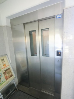 【その他共用部分】 | お買い物時やベビーカーの出し入れに便利なエレベーター付