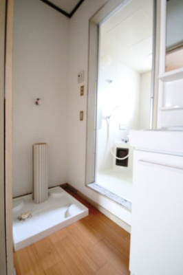 【洗面所】 | クィーンハイツ | 明るい洗面所です