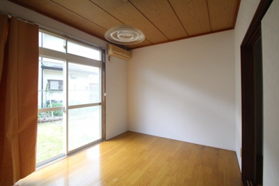 【居間・リビング】 | クィーンハイツ | こちらのリビングで趣味の時間をお楽しみください