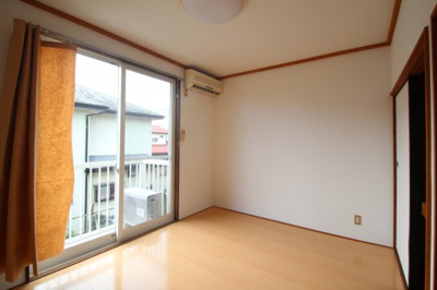 【寝室】 | クィーンハイツ | 寝室にぴったりのお部屋です