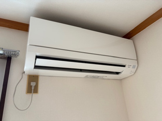 【設備】 | クィーンハイツ | 寝室にあるエアコンです