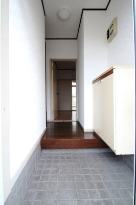 【玄関】 | クィーンハイツ | 収納もある玄関です