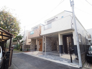 【外観】 | 南に面した間取り。閑静な住宅街で落ち着いた雰囲気です。