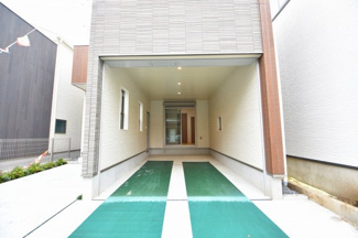 【駐車場】 | シャッター付のガレージです。セキュリティ対策も充実。