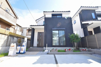 【外観】 | 駐車スペース2台分確保の敷地は約50坪。広さをお求めの方にはお勧めの1棟です。