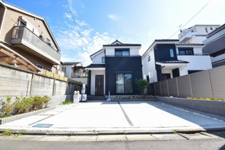 【外観】 | スーパーやコンビニまで徒歩４分で急なお買い物も安心！