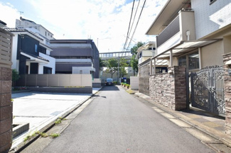 【前面道路含む現地写真】 | 前面道路の交通量はほとんど御座いません。小さなお子様にも安心の立地です。