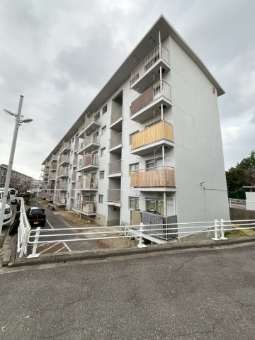 上高丸厚生年金住住宅のエントランス