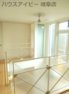 【外観】 | 岐阜市萱場南　中古住宅　大和ハウス施工の築15年　玄関入って広がる大空間が特徴です。窓が大きく明るい光が差し込みます♪