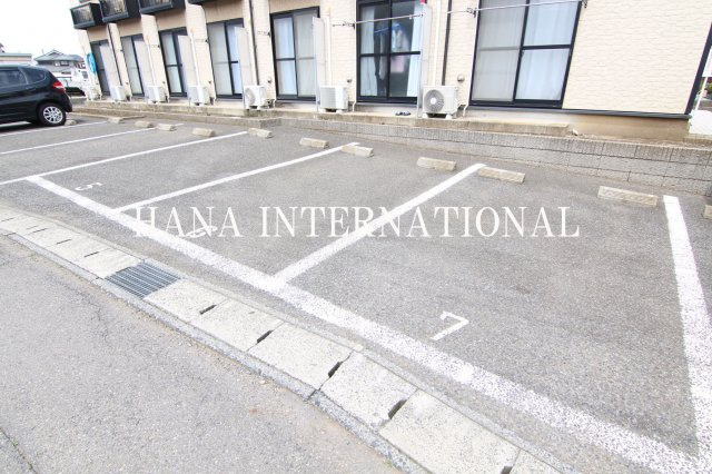 レオパレスフォーブル２１の駐車場