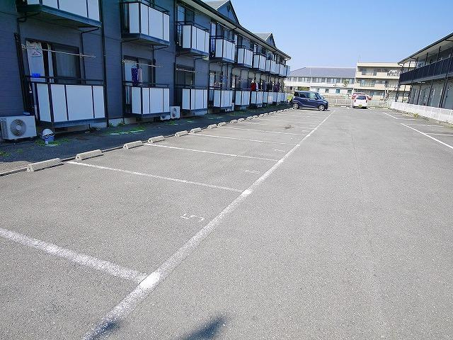 ラポール田井庄Aの駐車場|駐車スペースもあります