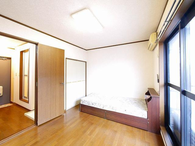 ラポール田井庄Aの洋室|落ち着いた色調の洋室です