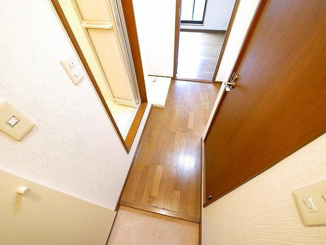 ラポール田井庄Aの玄関|明るい玄関です