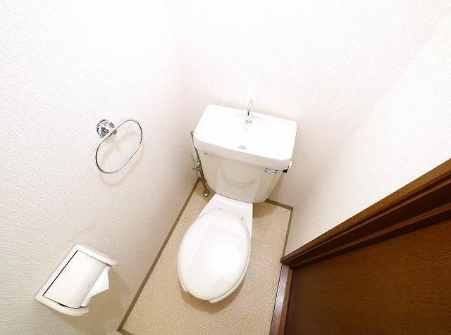 ラポール田井庄Aのトイレ|落ち着いた色調のトイレです
